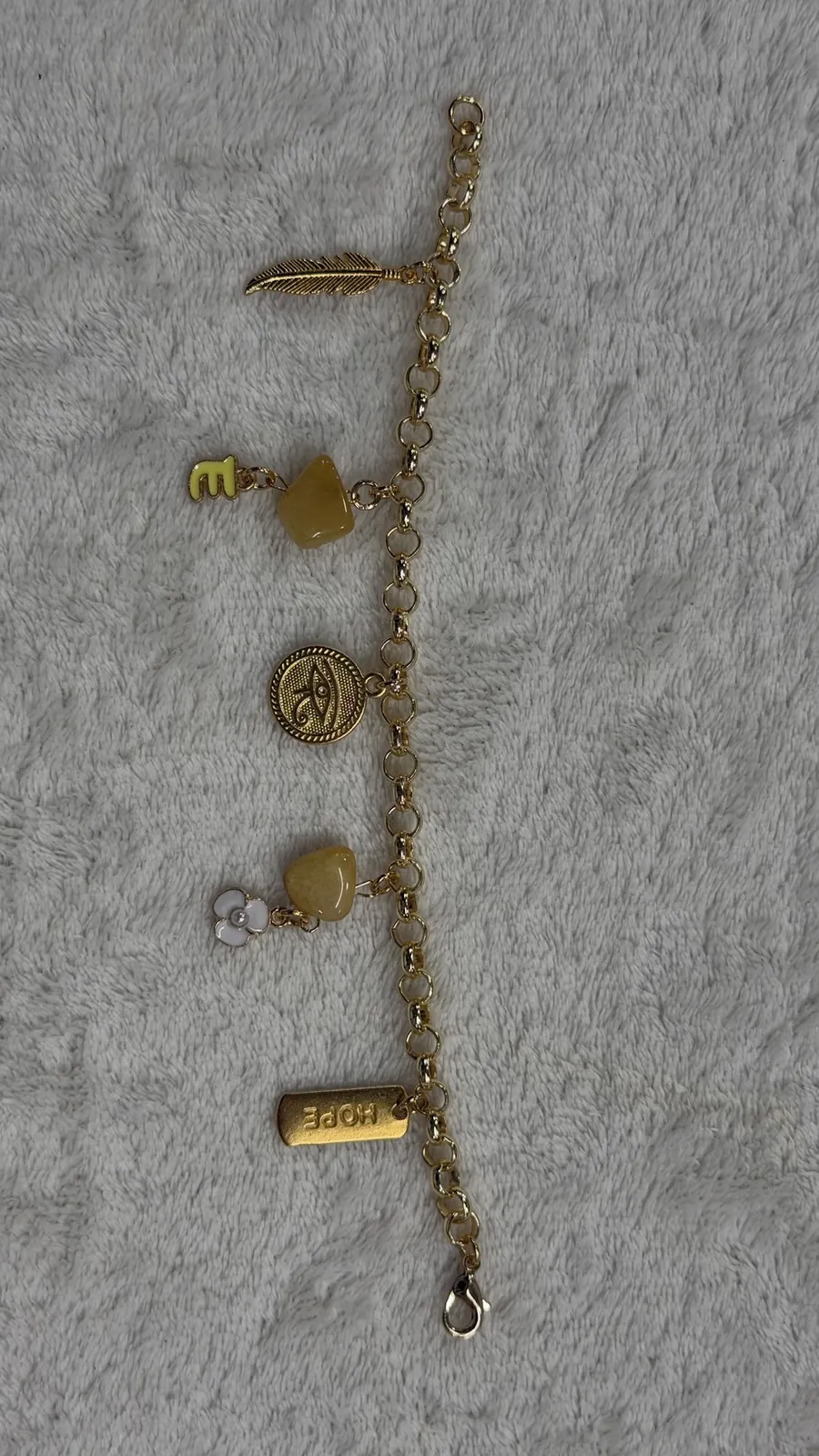 צמיד צ׳ארמס זהב שנוצר בסדנת Charm it